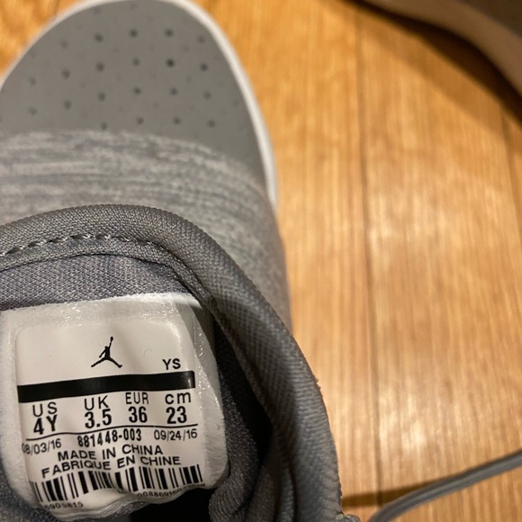 Boys Jordan sneakers size 4 - Picture 5 of 7